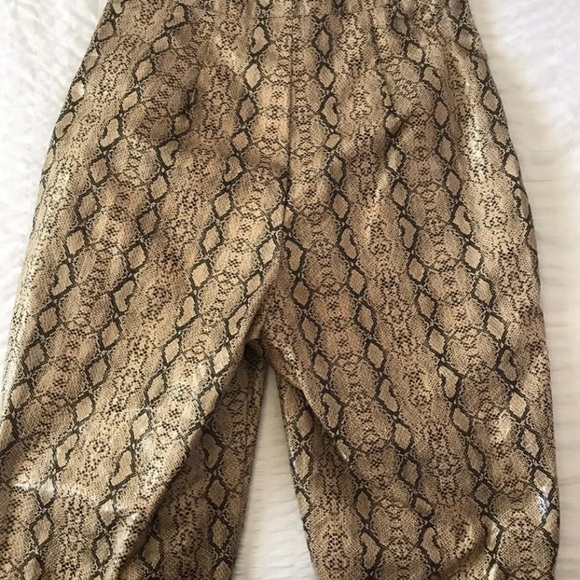 NWOT brown snakeskin print. Size medium - Picture 3 of 8